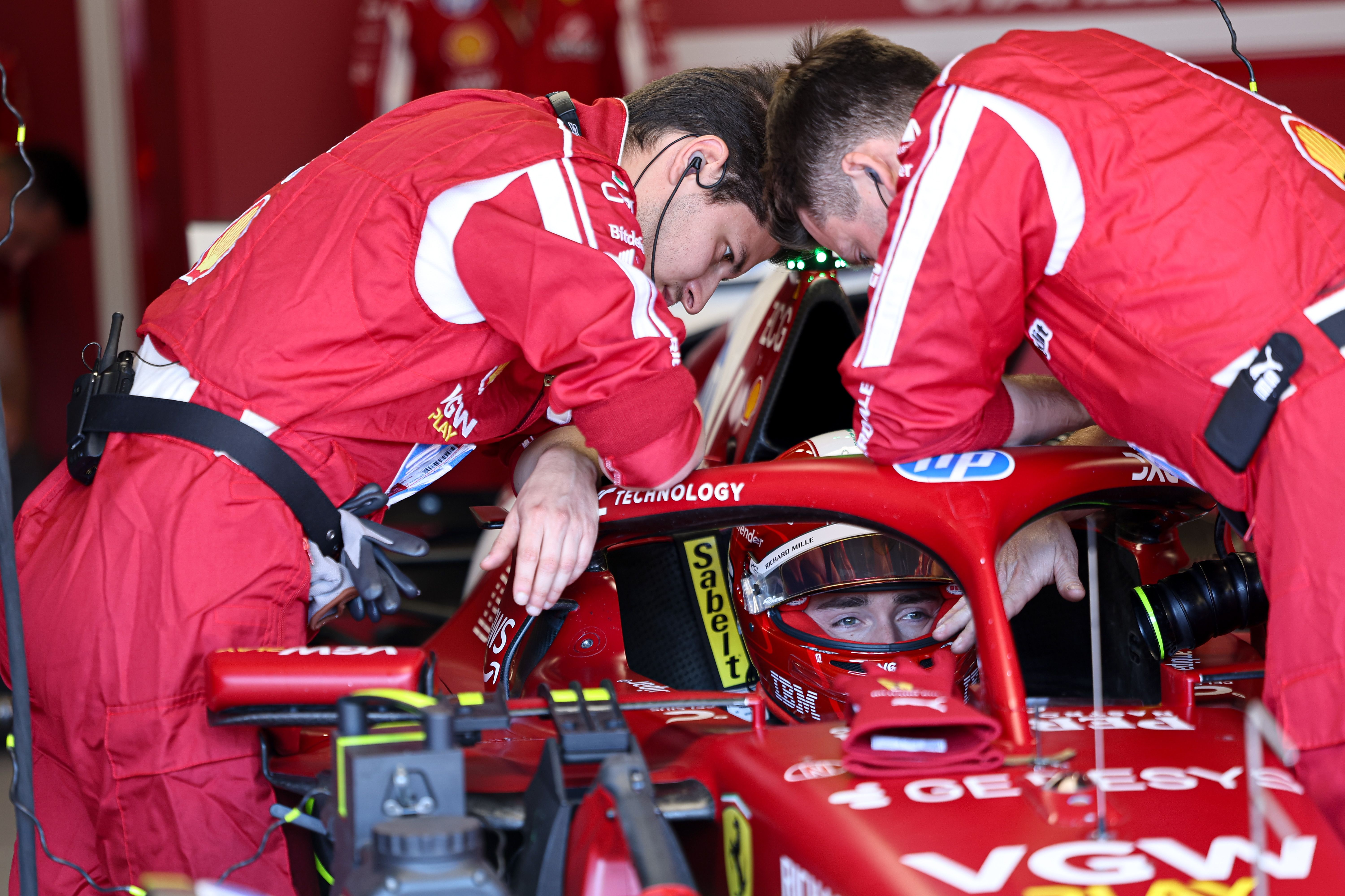 雷诺车队碾压哈斯车队，维斯塔潘点燃赛场的简单介绍